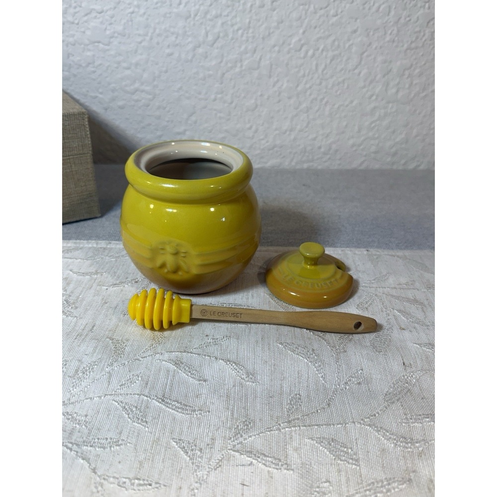 Le Creuset Yellow Honey Pot Stoneware Bee Design Silicone Dipper with lid
